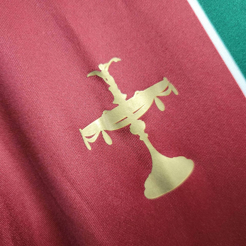 Camisa Retrô Fluminense I 2010 – Masculina – Vermelha com detalhes em branco.