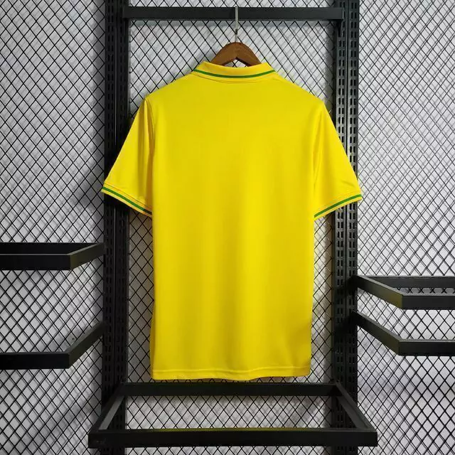 camisa-polo-brasil-lisa-2022-nike-torcedor-amarela-imagem2-jpeg1-c552b0b946300654a816957677509255-1024-1024