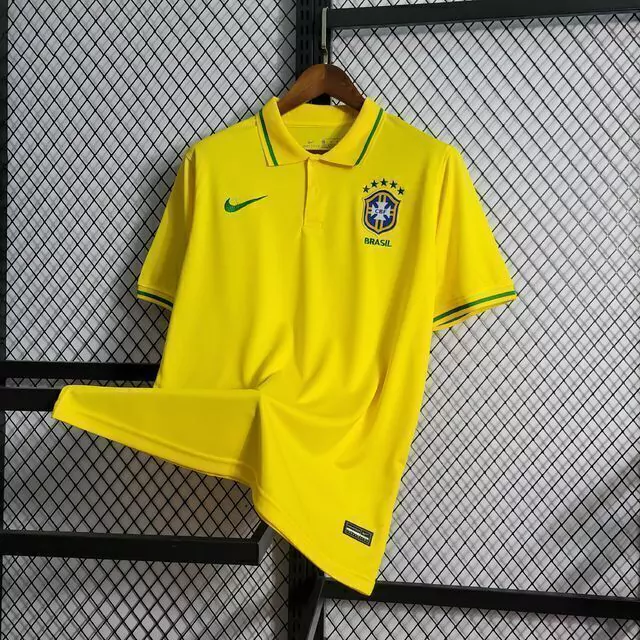 camisa-polo-brasil-lisa-2022-nike-torcedor-amarela-imagem3-jpeg1-75fe69ec7df8dab75216957677510568-1024-1024